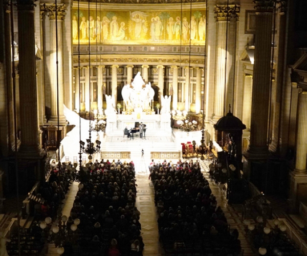 recital-ave-maria-de-rouben-elbakian-donne-a-l-eglise-de-la-madeleine-au-profit-du-secours-catholique-9DF9D36B7-6833-C8C3-D523-6F6E5C3EE2E6.jpg